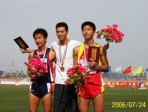 图右为男子110米栏和400米栏铜牌获得者-我校鹿玉海同学