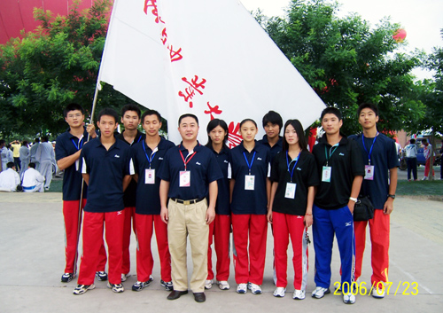我校田径代表队在开幕式上