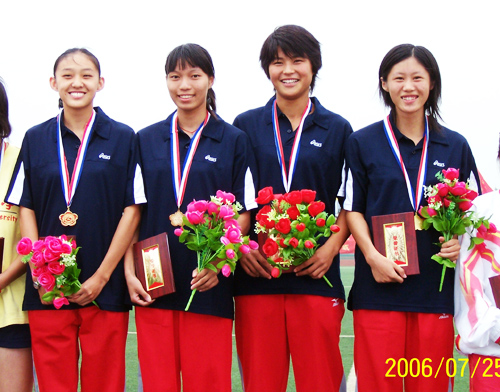 女子4乘100米接力金牌获得者-我校周娟、赵曼曼、孙雅薇、田硕同学（右起）