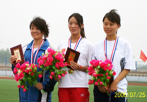 图中为女子5000和10000米两块金牌获得者-我校朱冬莉同学